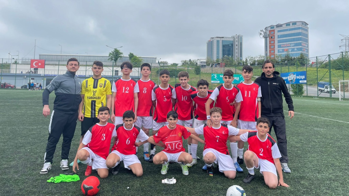 Münir Nurettin Selçuk Ortaokulu Futbol Takımımız, Yıldız Erkekler Okullar Arası Futbol Turnuvasında Çıktıkları İlk Maçı 3-1 Kazandılar.